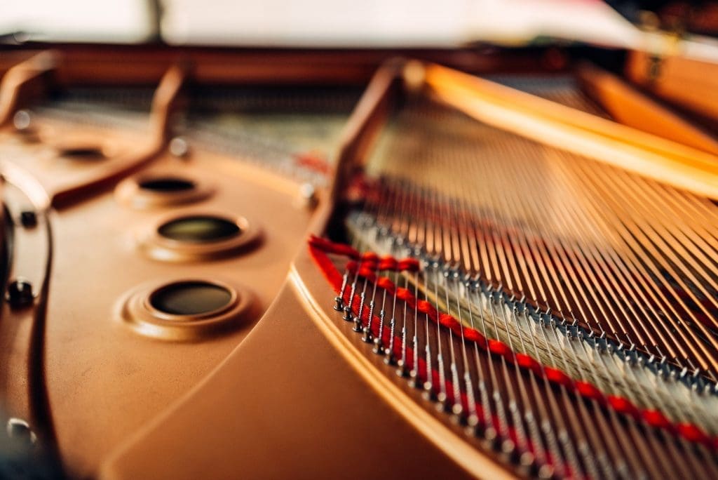 Stringing of an acoustic piano